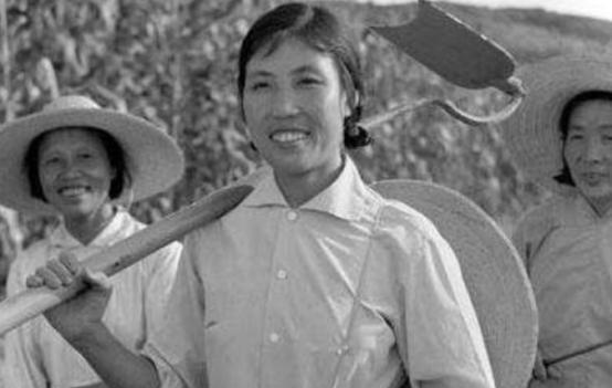 原大寨党支部书记郭凤莲（前排左三）与当年大寨村的铁姑娘们在一起的合影，如今她们都