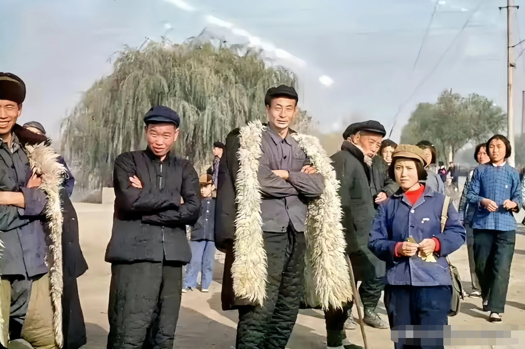 上世纪六十年代公社干部的官服，和现在的行政夹克、白衬衣黑裤子黑皮鞋不太一样，你认