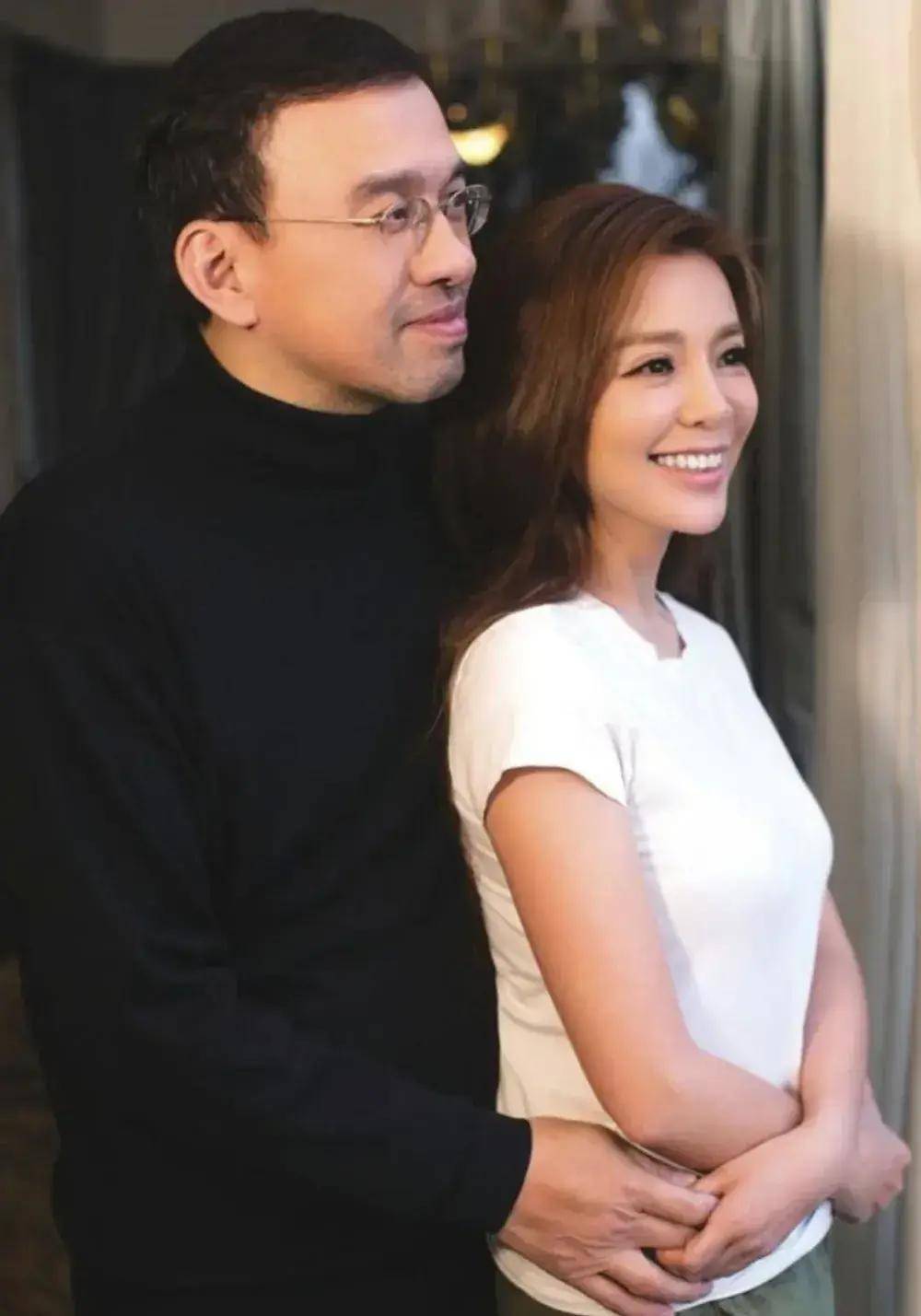当年，王志被问起是怎样将朱迅追到手的，王志说：答应不让她洗碗，答应带她回老家。只