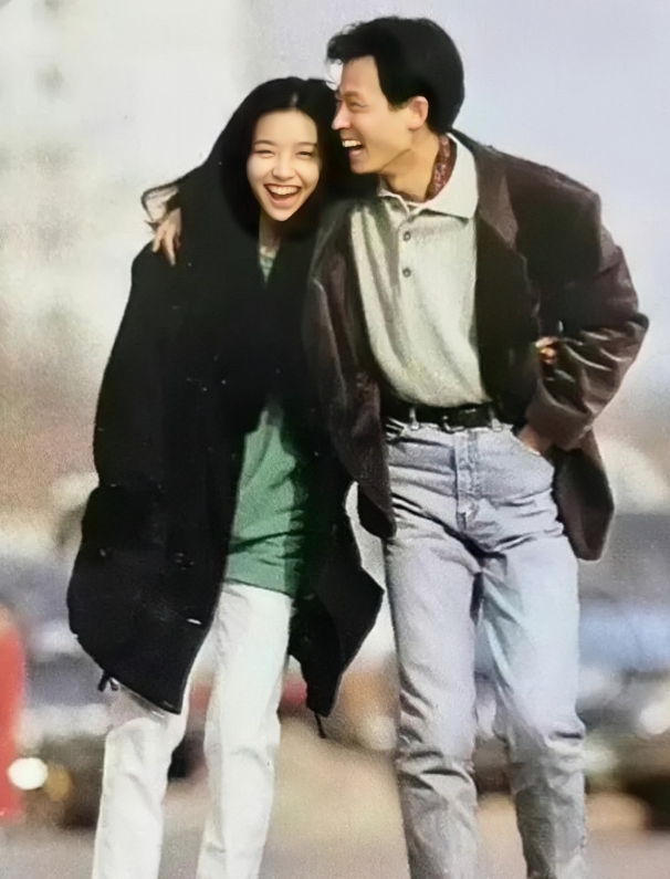王志文与江珊，30年前后的一组对比照。30年前，他们是一对帅哥靓女的组合，王志文