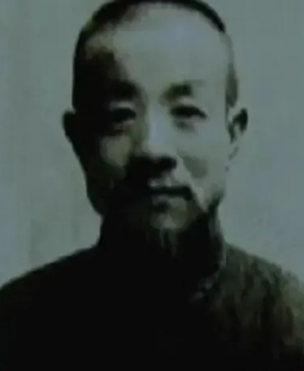 1940年，大汉奸傅筱庵正在睡觉，跟了他20多年的老仆人，突然拿着菜刀走进了房间