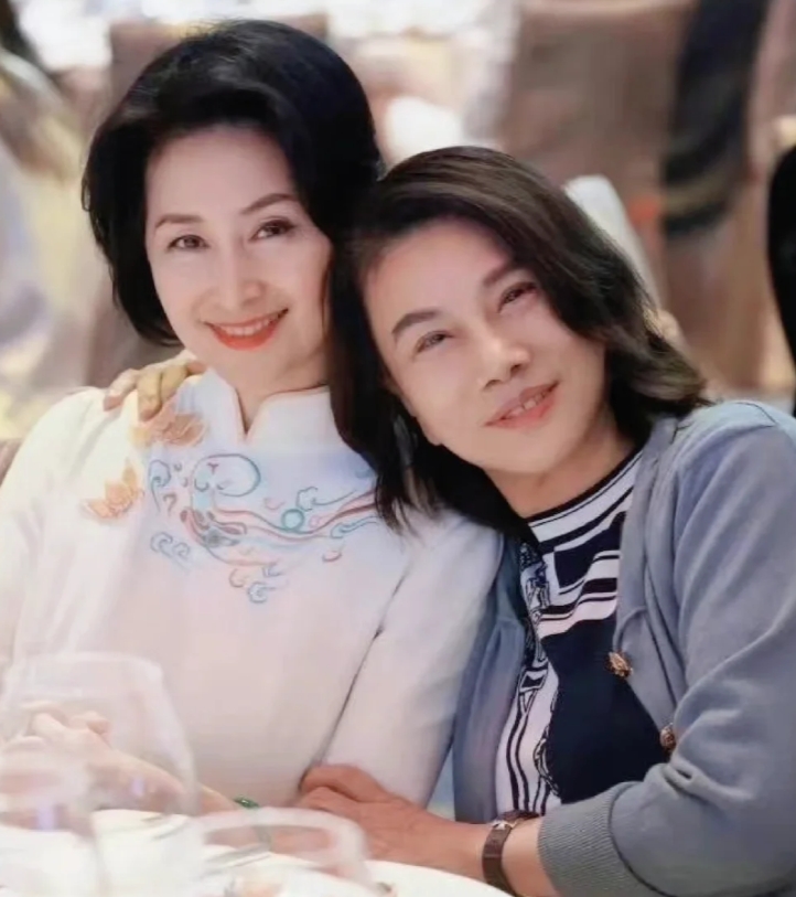 董明珠与何超琼聚会