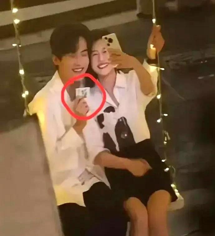 陈妍希和陈晓的婚变消息如同一声惊雷，瞬间引爆了网络。谁能想到，这段曾被视为佳偶的