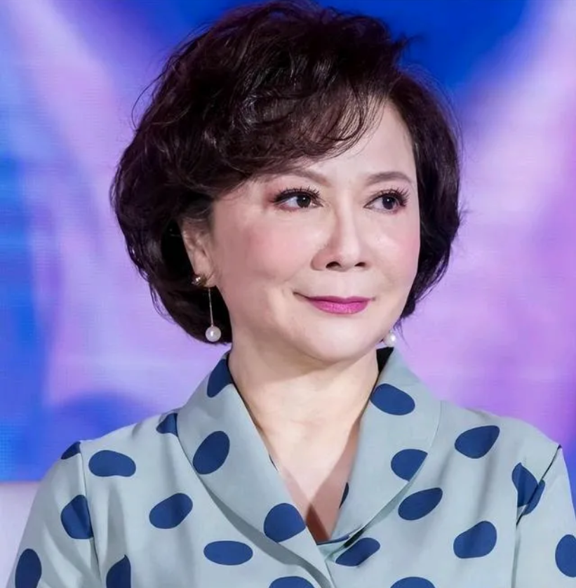 演员，蔡明说，有一次我和郭达去西藏演出。我有个习惯，上台前一定会先检查道具，以防