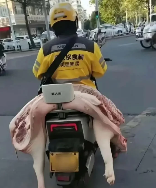 这个年头，只要挣钱，外卖员啥都会干！