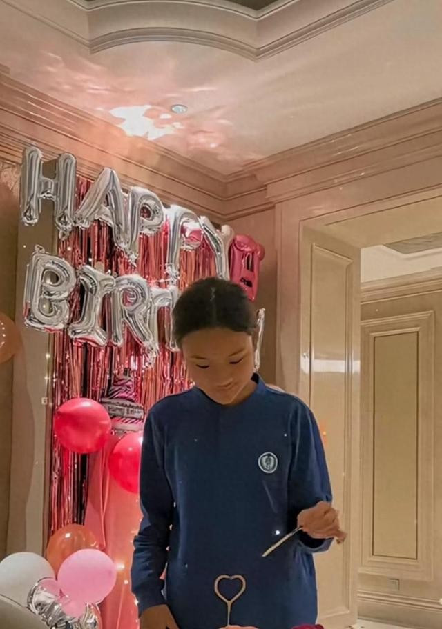 李小璐一家三代同框，甜馨成全家最高，张伟欣笑容慈爱老了仍很美