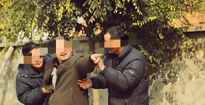 江苏太仓，一男子跟邻居发生争吵，被村民劝架后各自回家，从此不相往来。没想到1年3