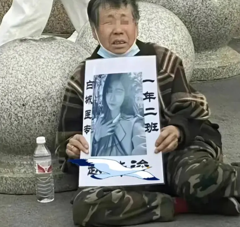 首先，大家怀疑通报上说的“撤销教师资格、调离辅导员岗位、并依据相关党内法规追究责