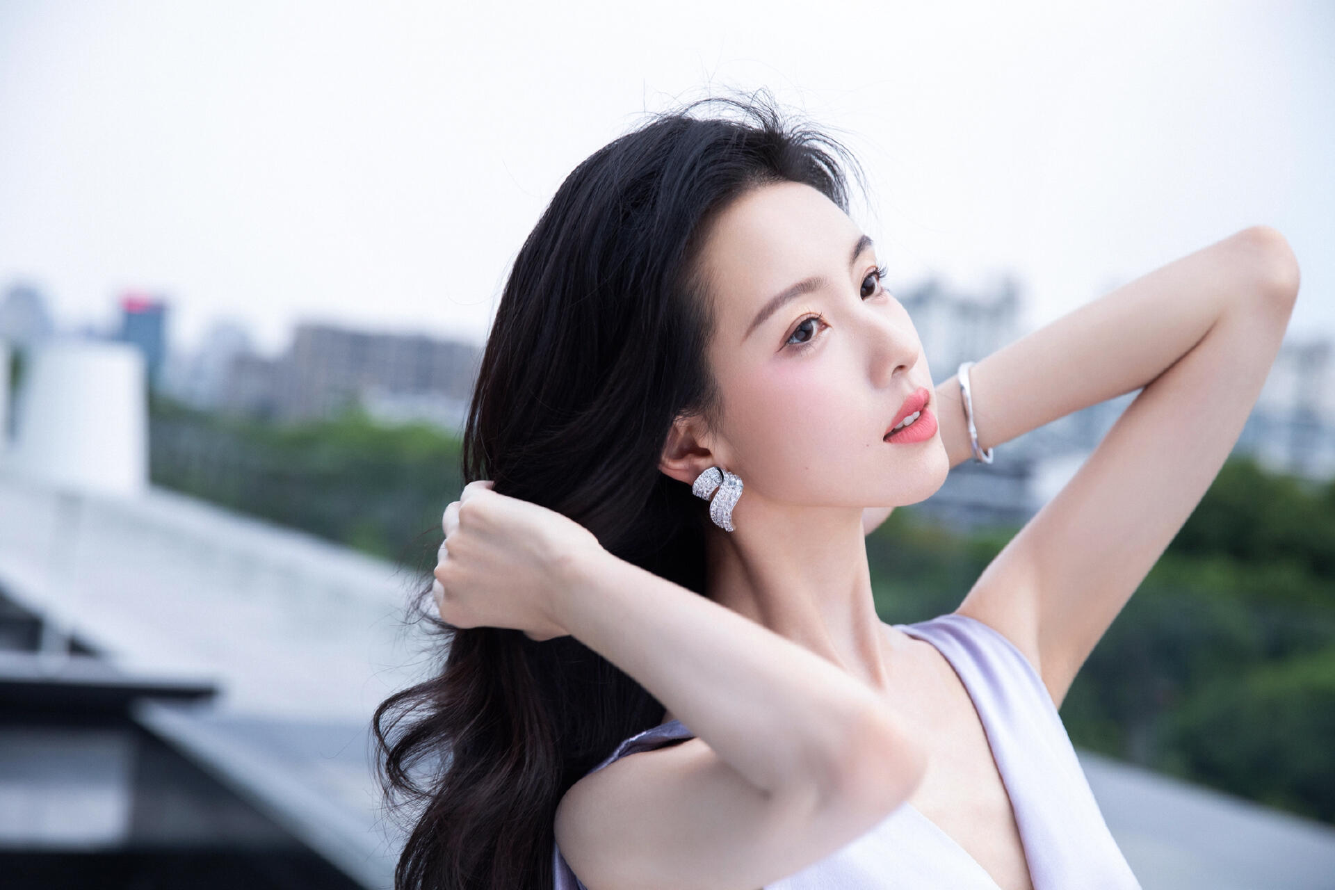陈都灵散发迷人魅力
