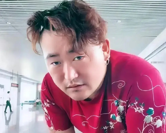 让王星去泰国的经纪人颜十六，4个真实信息被扒
1、长相就比较魁梧，眼神犀利今年3