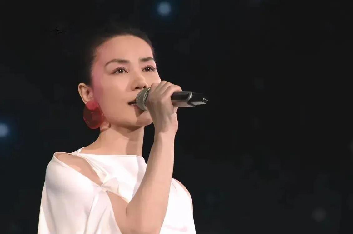 她都 56 岁啦，早过了争奇斗艳的年纪，压根儿也没想着要去艳压旁人。就看她简简单