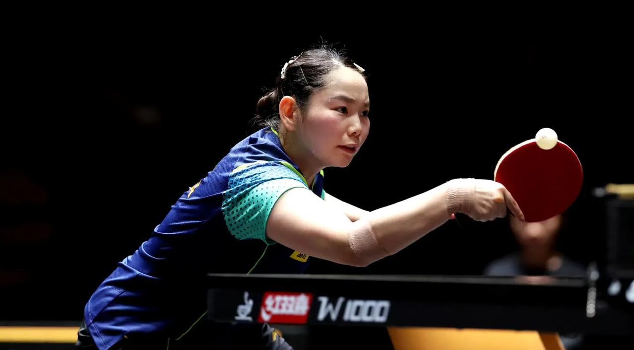 比赛来到决胜局！
前四局何卓佳11-5，10-12，9-11，11-8追平斯莉嘉