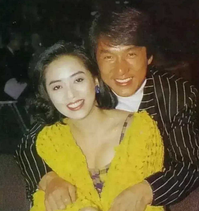 2013年，成龙在几名保镖的护送下来到安徽芜湖的一个小村庄，下车后，迎接他的是两