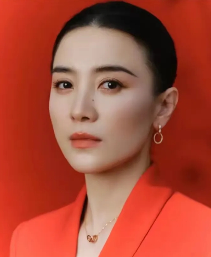 演员宋佳的家庭，简直太让人羡慕嫉妒啦！宋佳从小就泡在蜜罐似的家庭氛围里。上学那会