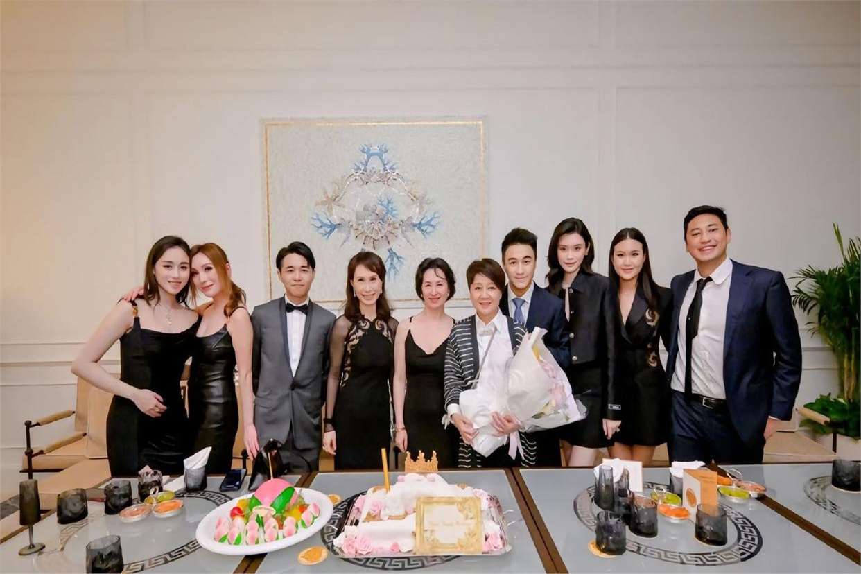 何超琼何超凤出席梁安琪64岁生日聚会！
