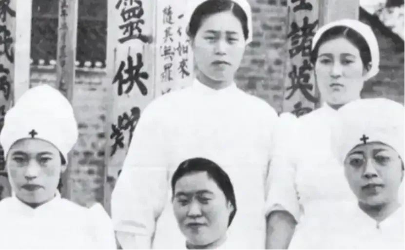 1946年除夕夜，一群女护士们以“吃药”之名，将毒药喂进解放军伤员口中，凌晨，4