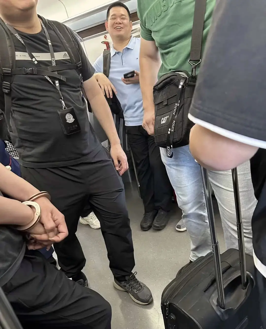 地铁上看见惊人一幕，这位兄弟手腕上戴的，是不是那种特殊的物件