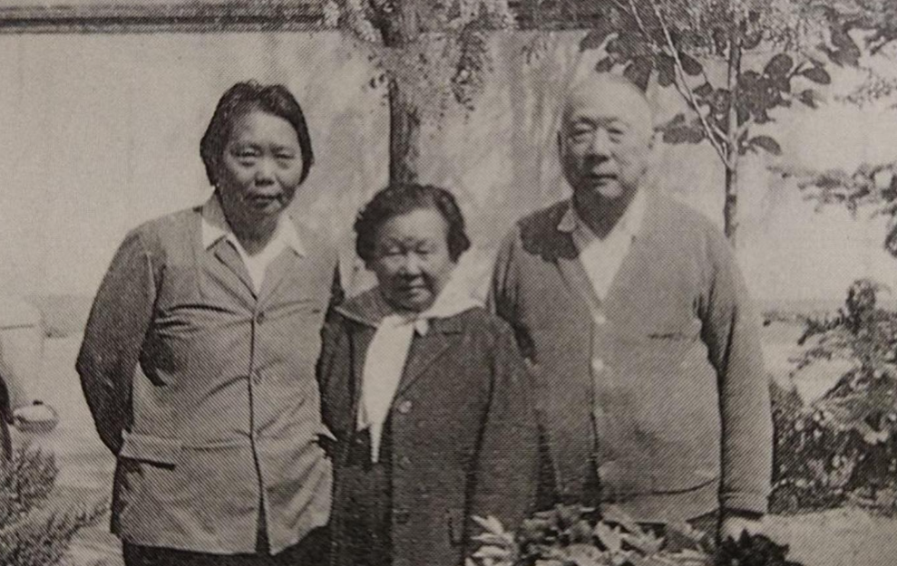 1988年秋，孙玉清烈士（原红9军军长）雕像落成仪式举行，老红军王定国应邀参加。