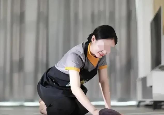 河南，一男子通过家政网站花600元，找到一位年轻的女保洁上门打扫卫生，期间，男子