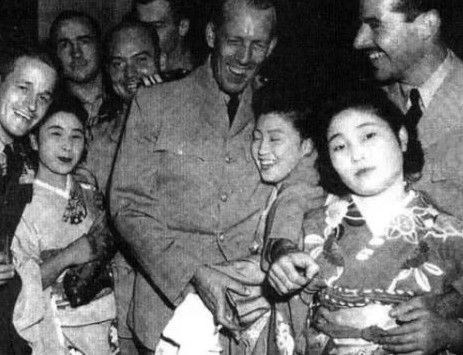 13岁的花子跪坐在榻榻米上，望着自己憔悴的母亲，眼中充满了难以抑制的泪水。她不明