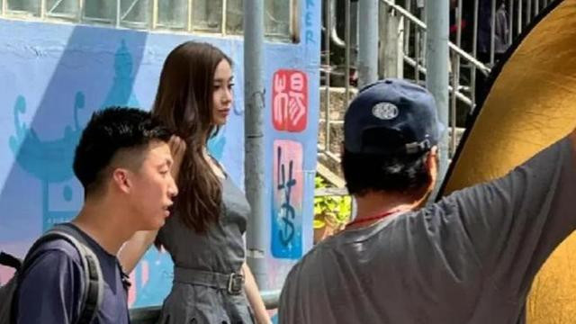 Angelababy现身香港熊猫馆，一身奢华装扮引发热议