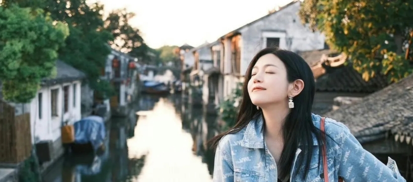 陈妍希在江南水乡小桥上的美照，甜美可人，青春洋溢。觉得她还是适合现代装扮，丝毫看