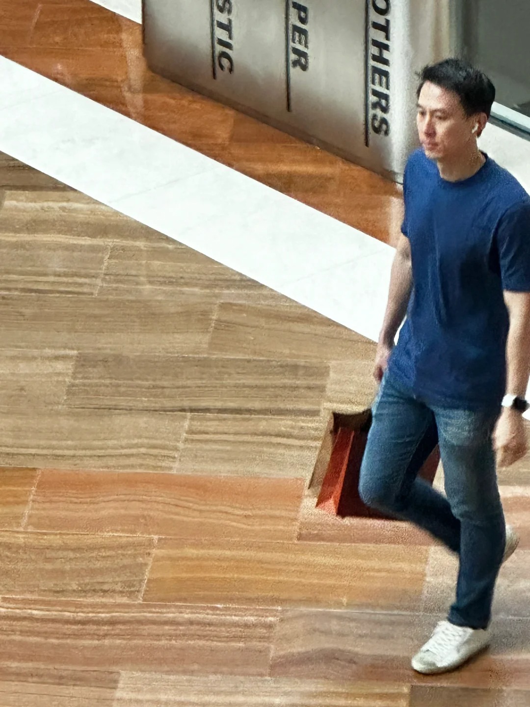 🇸🇬金沙偶遇大佬
大佬和我的共同点是：工作时间出来摸鱼
真人还是蛮帅的