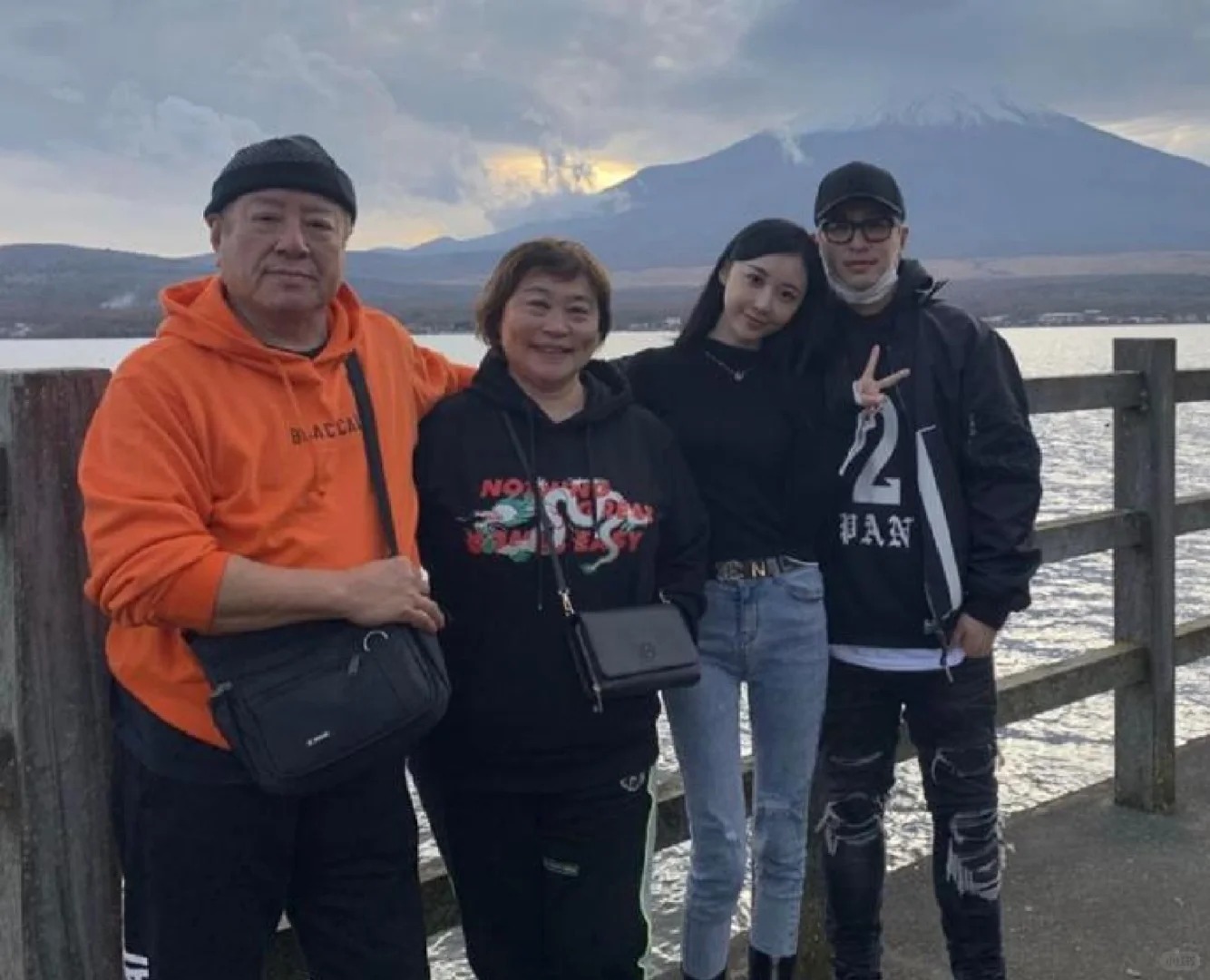 我的天啊❗潘玮柏女儿都4岁了啊！！！
活久见啊，潘玮柏宣云被拍到带孩子去迪士尼游