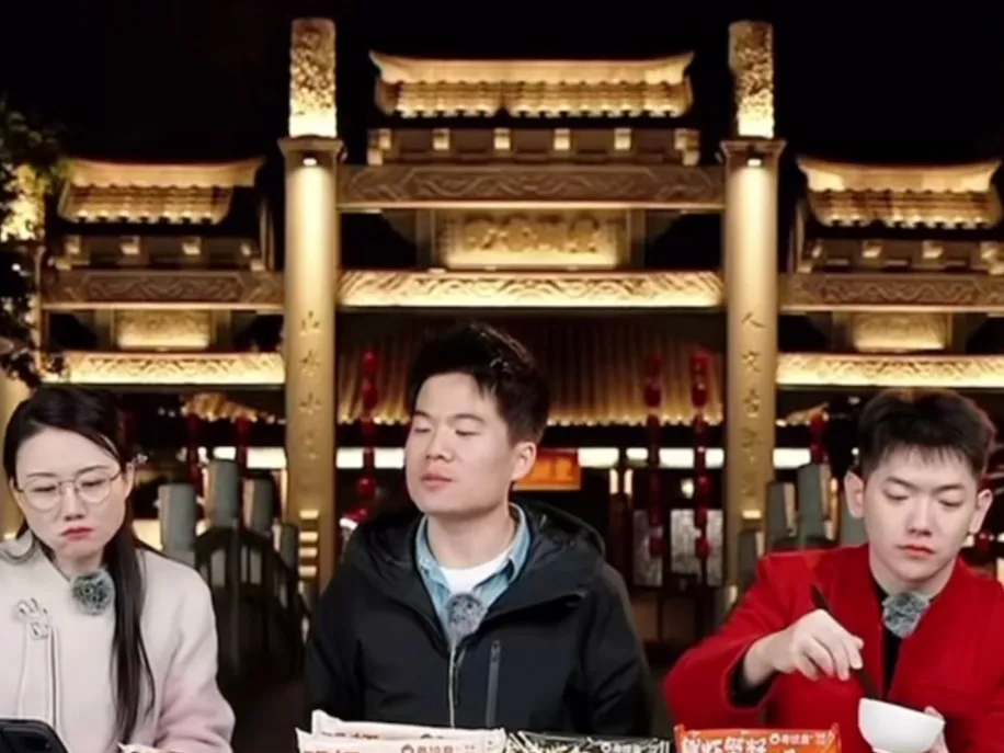 有人问董宇辉:“你以后有孩子，他不听话，你会打他吗？”董宇辉一听，就想起了自己小