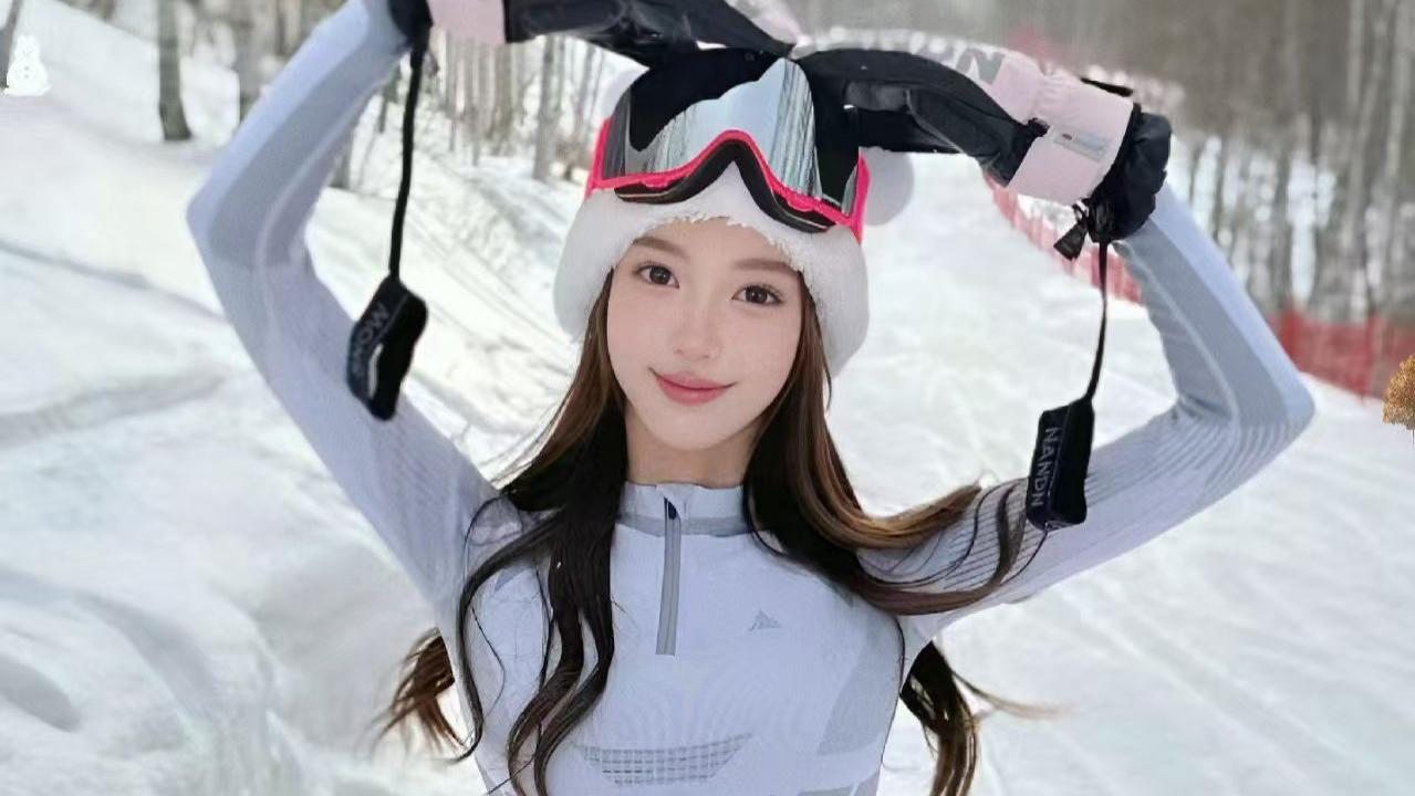 雪地上滑雪，穿着紧身雪衣的高颜值小姐姐可爱美拍