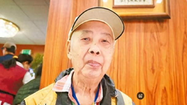 87岁老头放弃美国国籍，要恢复中国国籍回国养老，网友却不干了