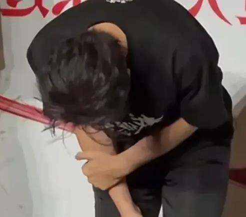 
黄晓明给大家鞠躬道歉，称自己会处理好家事！
 
 
每一个人都需要为自己的选