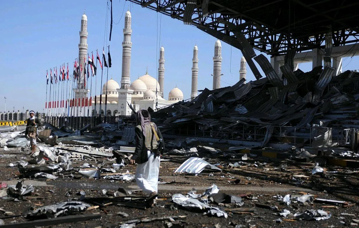 瞒不住了！伊朗航天中心被击中。

美联社30日援引卫星图像报道称，伊朗沙鲁德航天