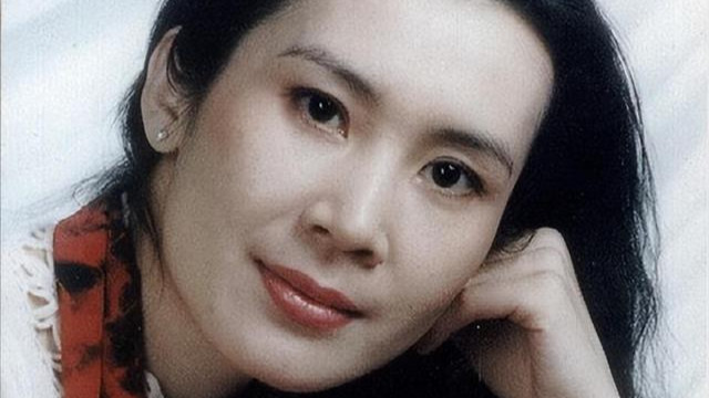 她是国家一级演员，正军级待遇，33岁离婚至今单身，66岁气质不凡