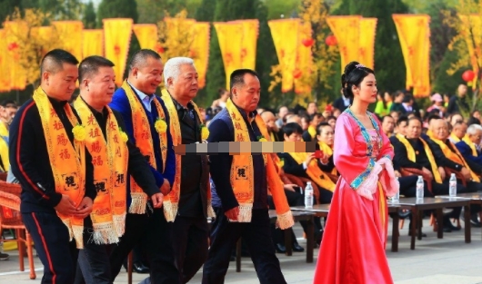 今天竟然听人说“一代不祭三代坟”，不然会折寿，对年轻人不利！

意思就是上坟扫墓