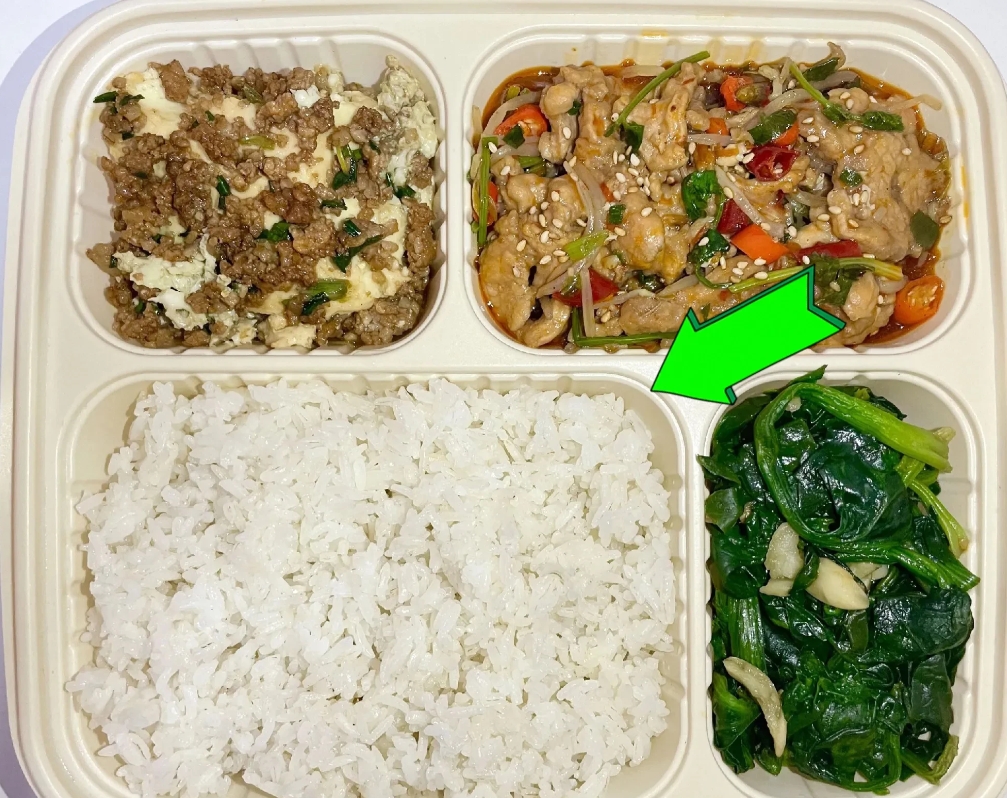 25元一份盒饭外卖，你会买吗？
今晚加班到很晚，没有时间自己做饭，就在网上订了份