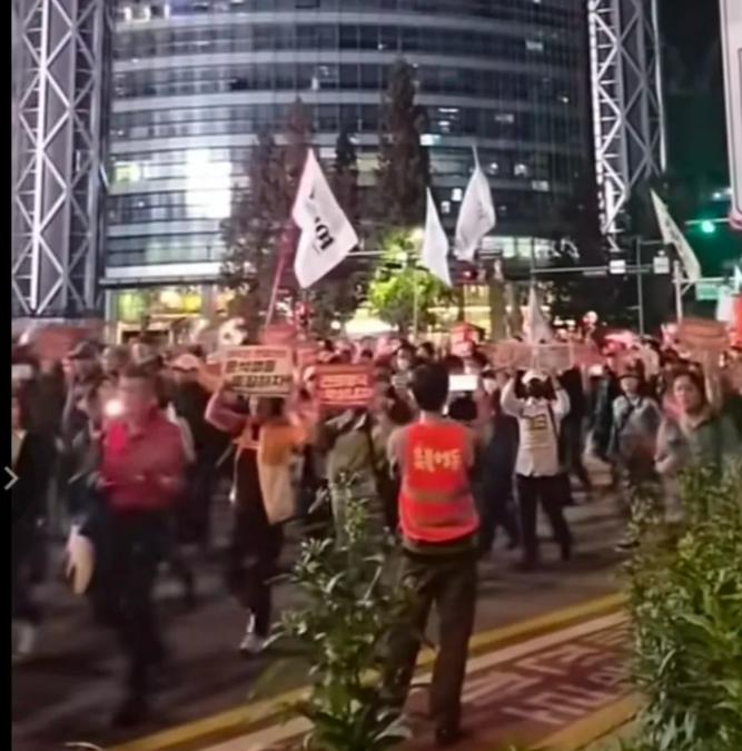 	尹锡悦政府想要配合美国挑起朝韩冲突，韩国民众不干了，直接上街游行高喊：不要让韩