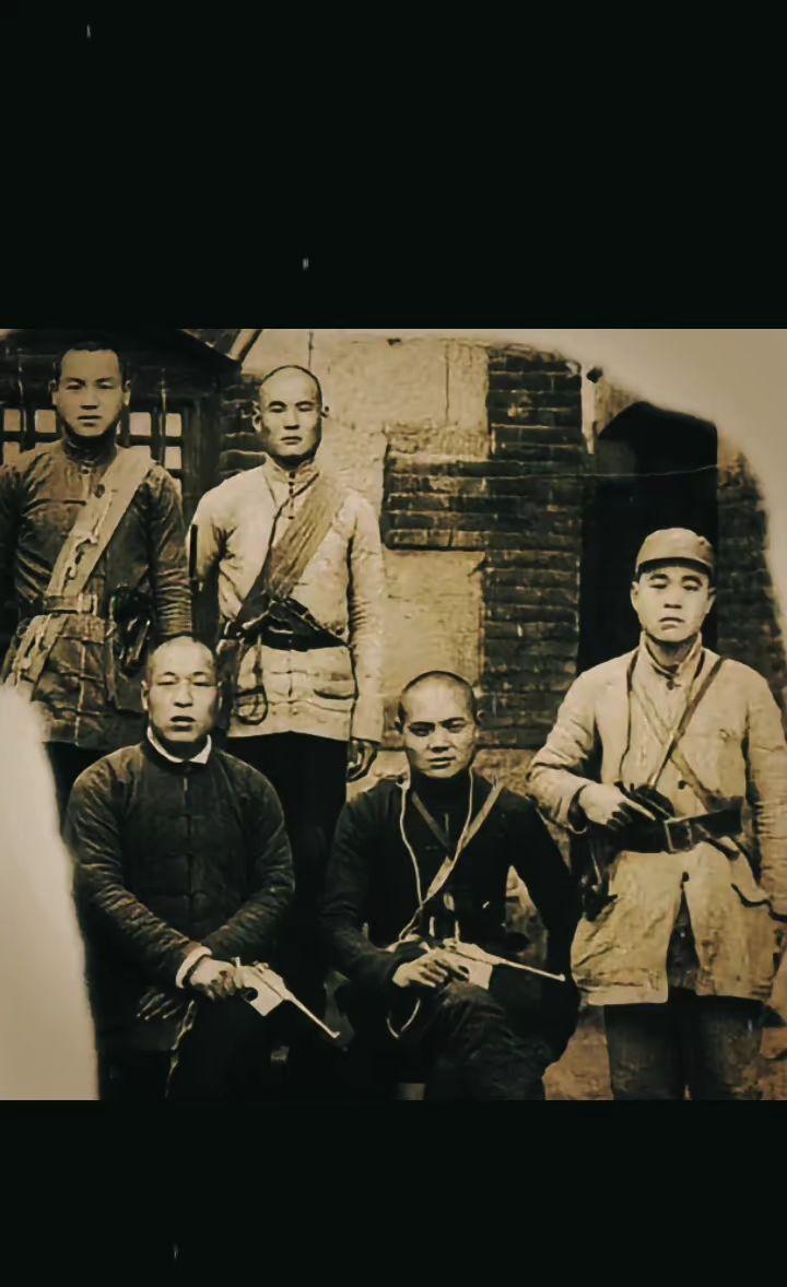 暗淡了刀光剑影，
远去了鼓角争鸣，
眼前飞扬着一个个鲜活的面容……
我的先辈我的