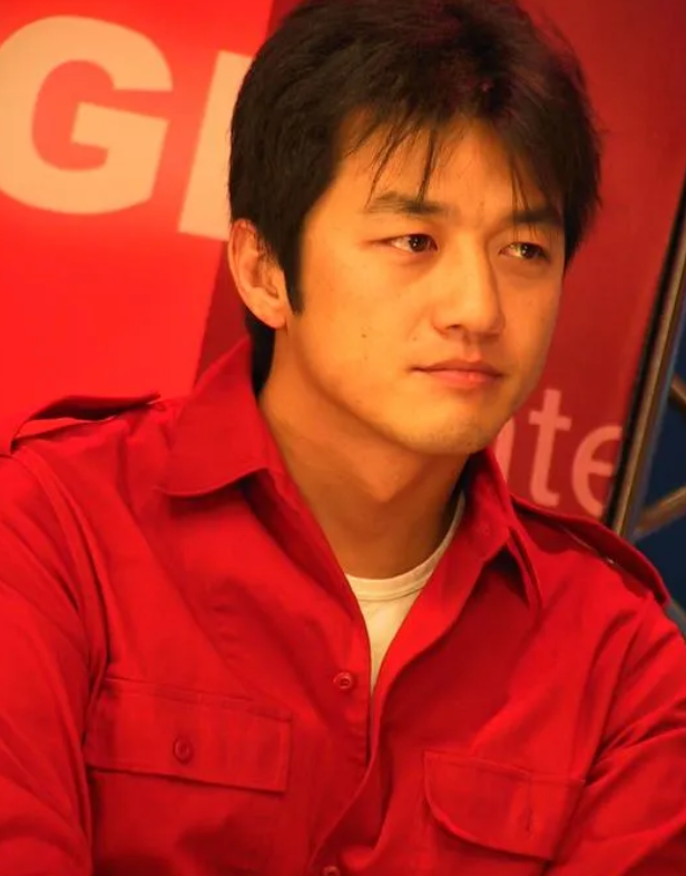 难怪李亚鹏能谈这么多一线女星，年轻时确实帅啊！
