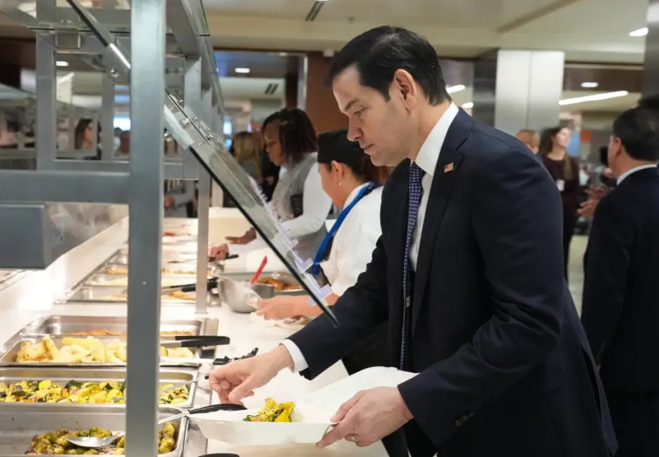 卢比奥在美国国务院餐厅用餐