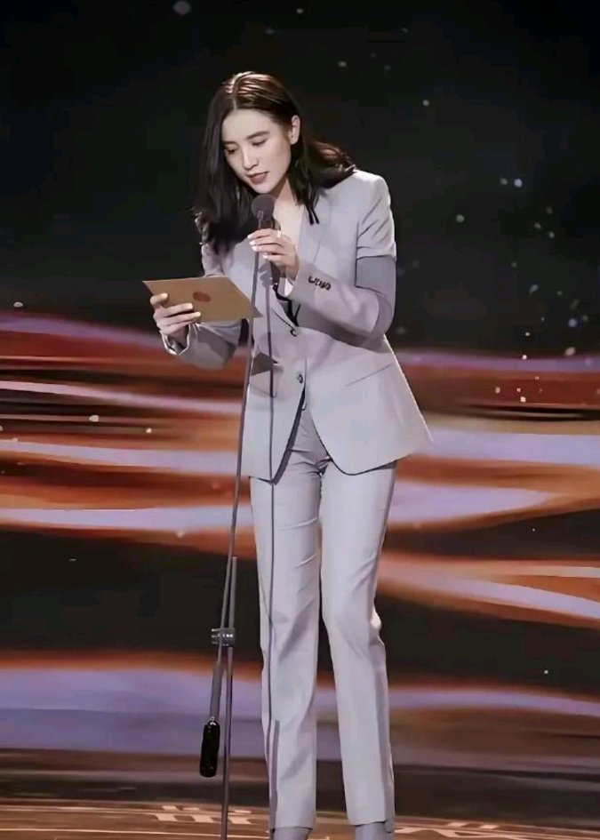 宋佳新造型惊艳众人！时尚大气又得体，比起单纯的裸露，这种风格更显高级。这也让我们