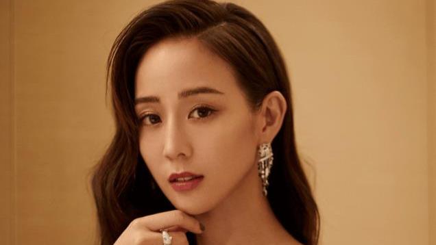 张钧甯“真空”穿深v裙秀女团身材，真不怕走光