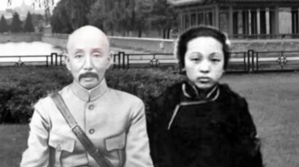 1892年，辽西大地主赵占元在大街上偶遇被围殴的张作霖。尽管被打的鼻青脸肿，年仅