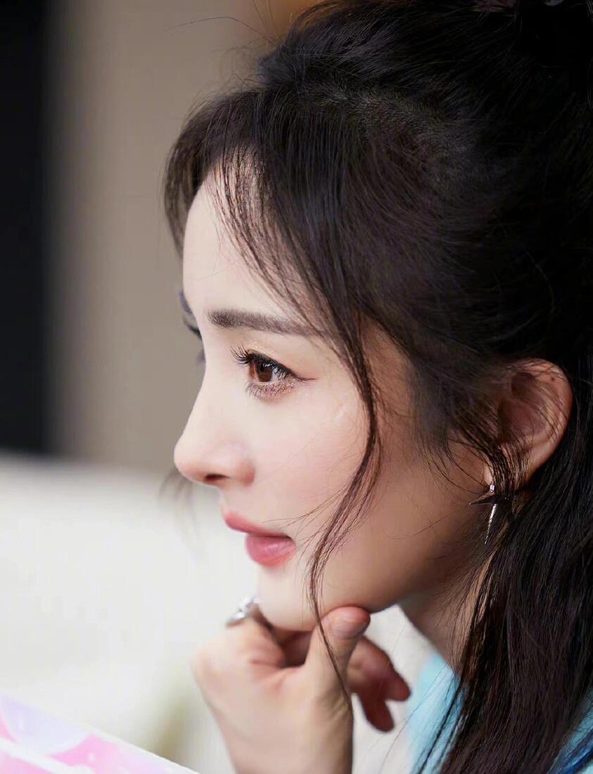 杨幂颜值清秀灵动
