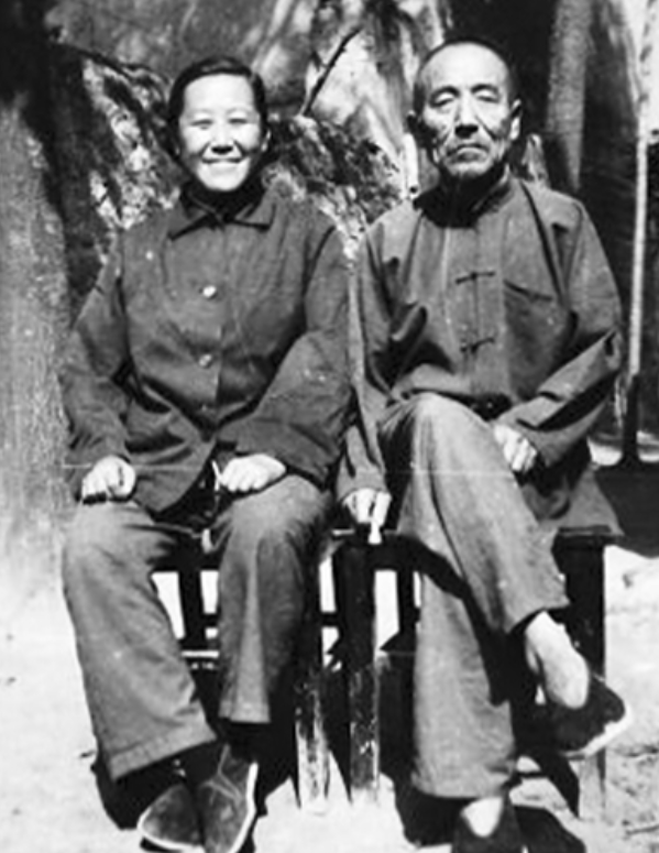 1979年，一老农民做完农活回到家，却看到年轻的妻子正收拾东西。桌上还放着几本书