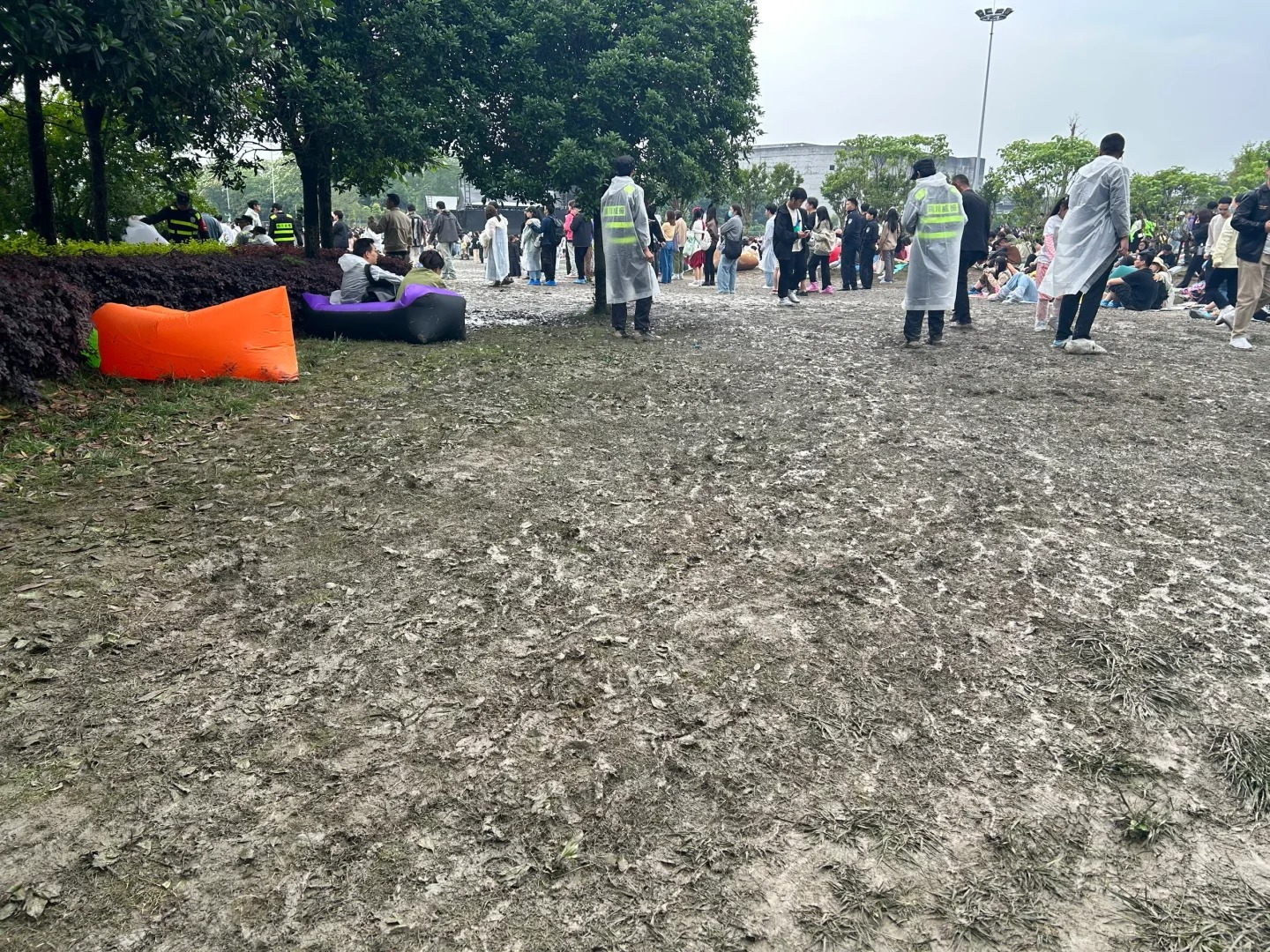 还好离开的早只花了钱没买罪受
成都仙人掌音乐节，环境太恶劣了，还冷，音响效果好差