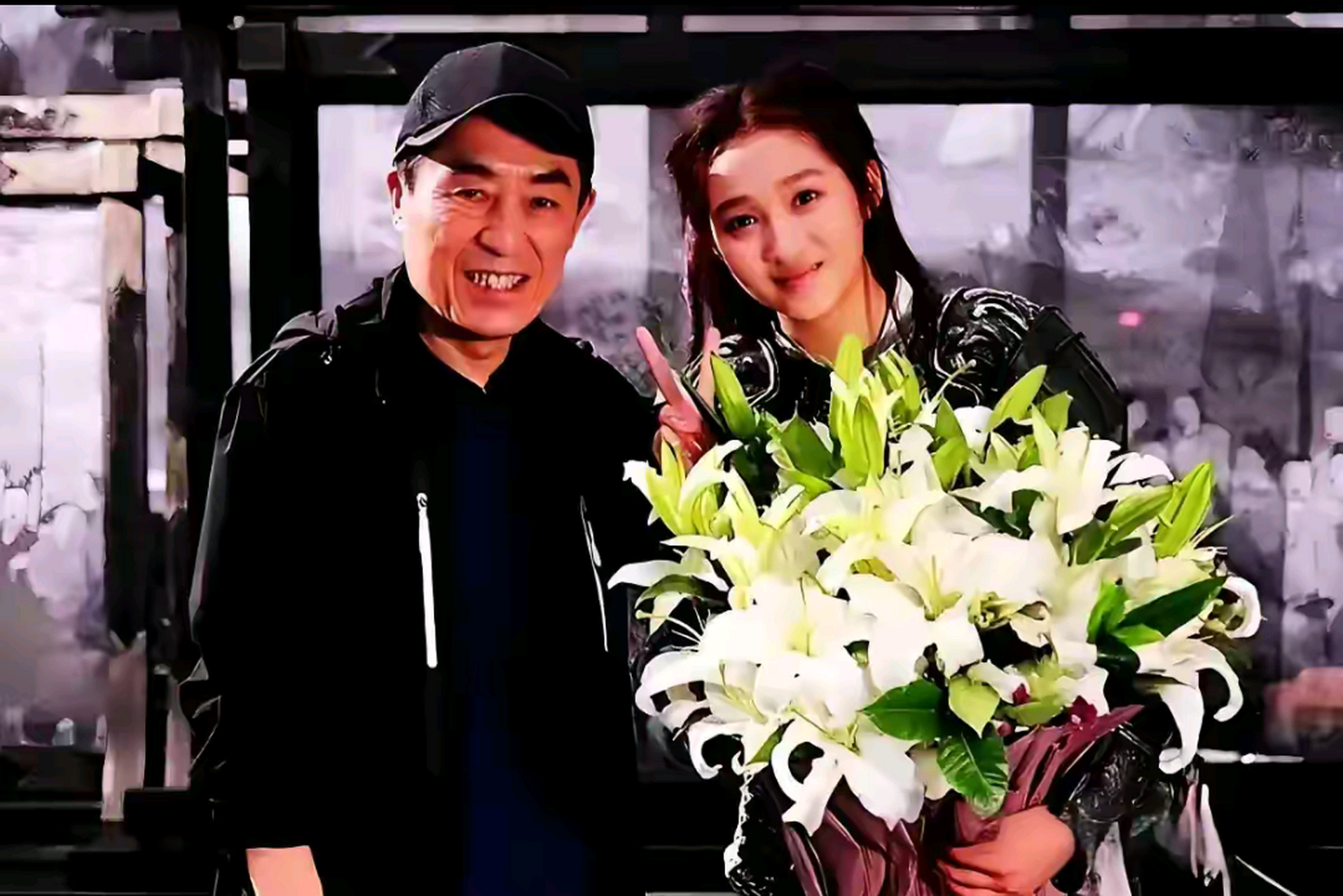 一次颁奖晚会上，张艺谋走向关晓彤时，只见她双腿紧闭，双手捂裙，双膝往下蹲。张艺谋