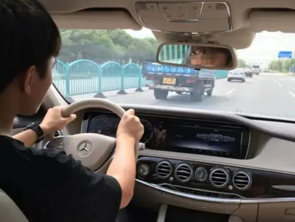 陕西一民警，上班期间领导叫他开车出去一趟，民警以为外出办事，二话没说带领导开车就