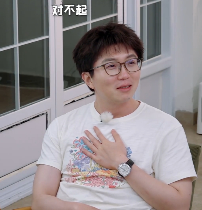 秦霄贤命令AI写一首歌，只用了不到两分钟，谱+词就全部完成。毛不易仔细看着歌词，