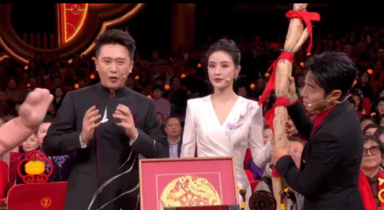 哪吒怒了，要打主持人杨帆。
被元宵晚会上的一幕笑疯了。
当撒贝宁手上拿着一大截莲